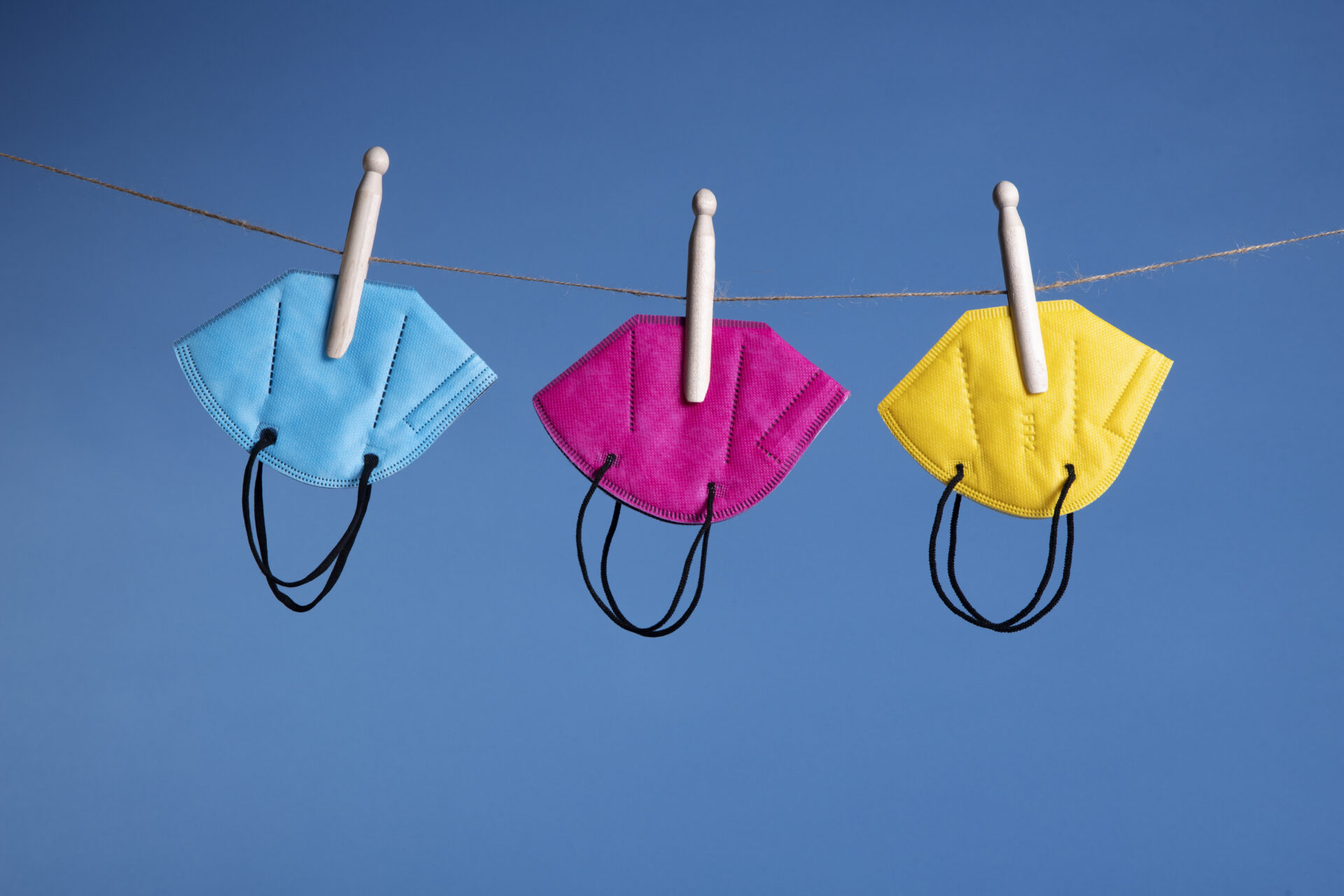 deutscher_atemschutzmarkt_bunte_ffp2_masken_blauer_hintergrund